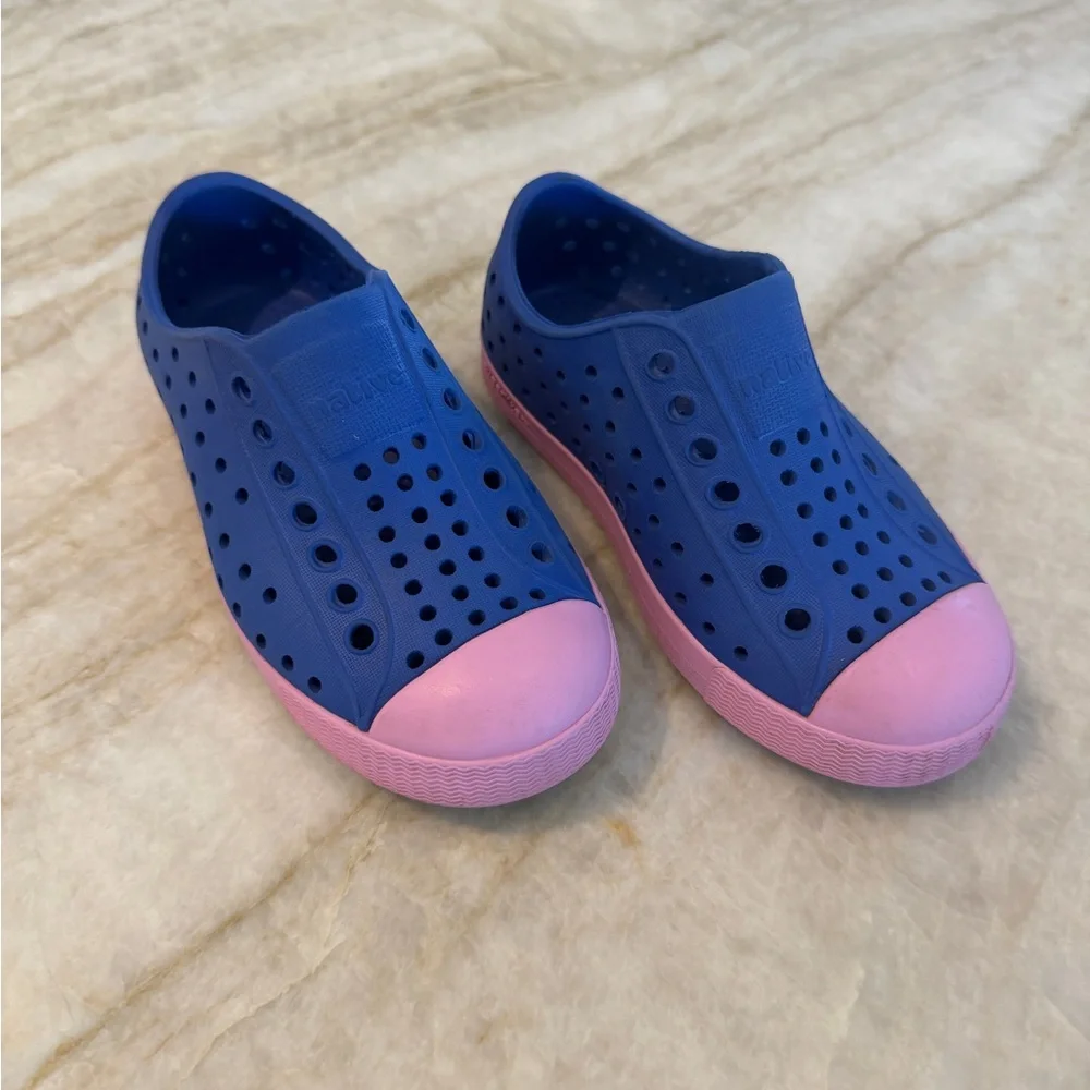Native toddler Jefferson shoes, 9C, EUC, blue and pink.